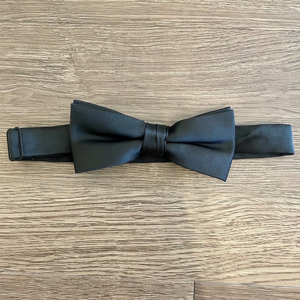 Boys black Tommy Hilfiger adjustable size 12/18 bowtie